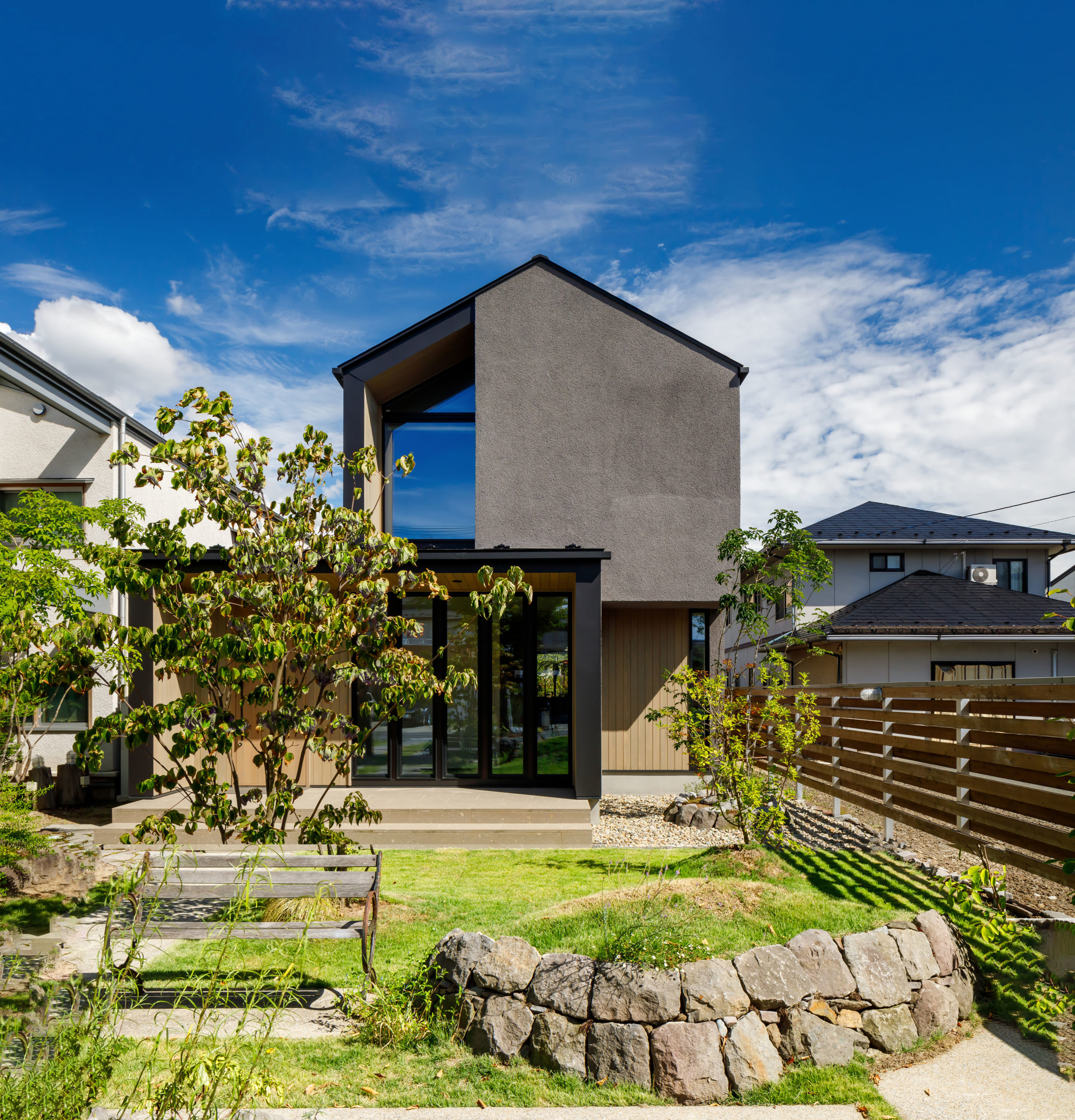 ウチソト三角の家